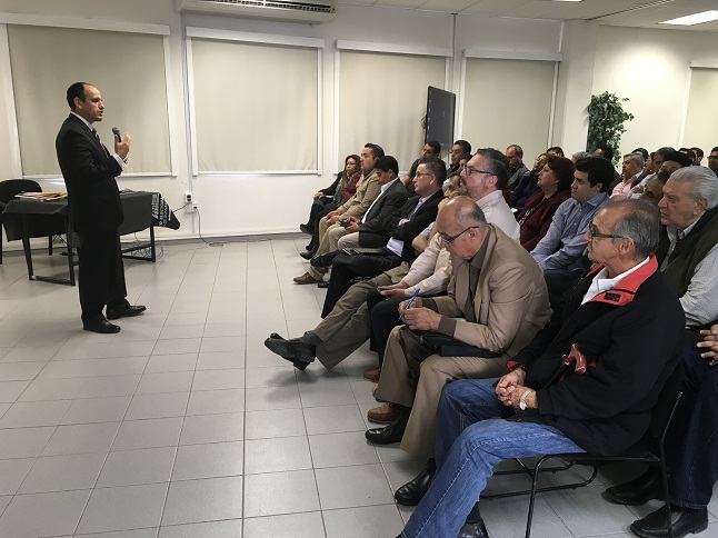 Mauricio Guzmán Yáñez, en la capacitación a los aspirantes. 