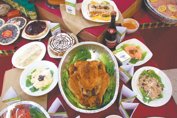 Negocios privados comercializan paquetes que incluyen pavo, spaguetti y puré de papa.