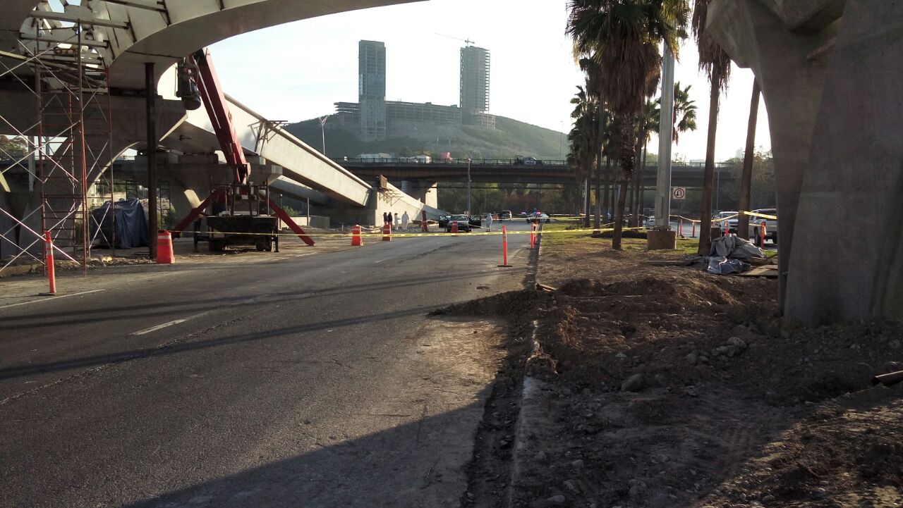 Oficiales de Policía y Tránsito de San Pedro acordonaron el área. 