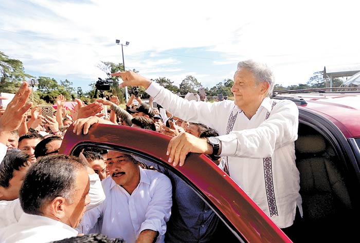 El precandidato de Juntos Haremos Historia arrancó su gira en Macuspana, su pueblo natal.