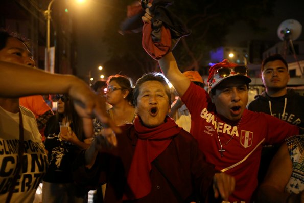 Simpatizantes de Alberto Fujimori celebran a las afueras de la clínica donde está internado en Lima.