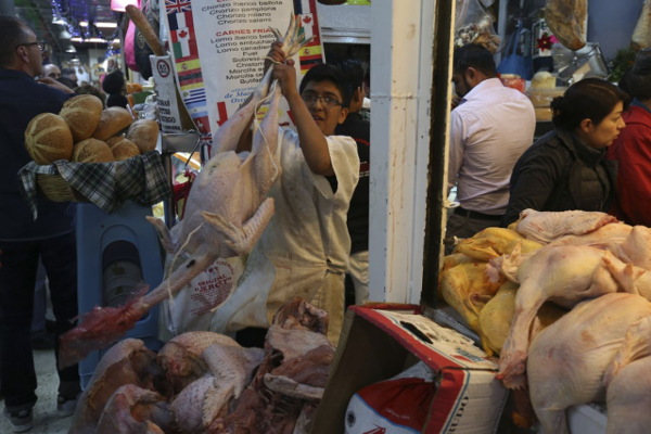 En la víspera de Navidad, en el Mercado de San Juan se venden los tradicionales pavos.