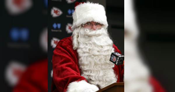 Andy Reid se caracterizó como Santa Claus por la clasificación a playoffs