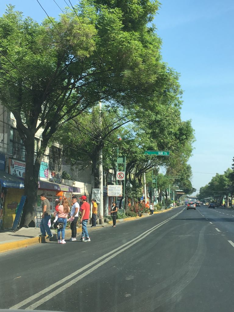 En el Eje 8, la gente también salió de sus casas. 