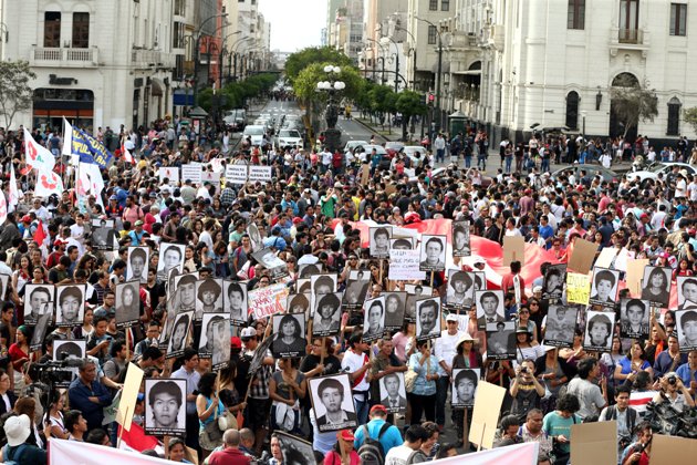 Tras el indulto a Fujimori, decenas de personas han salido a las calles a manifestarse desde el domingo en la noche.