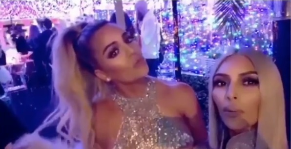Khloé Kardashian presume su barriga de embarazada. 