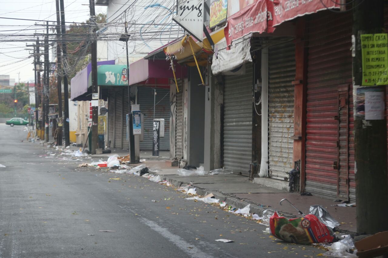 Las calles del centro lucieron repletas de basura.