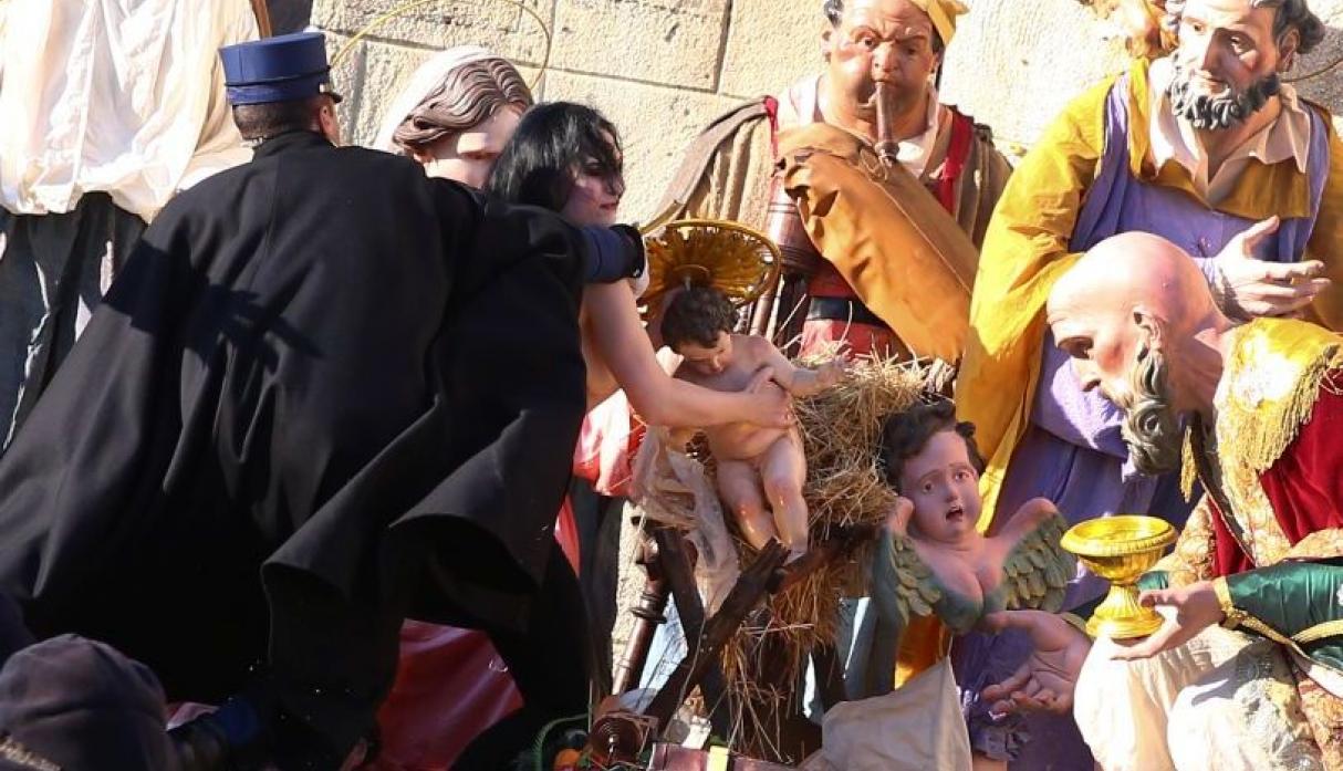 La policía detuvo a la mujer antes de que se apropiará de la estatua del Niño Jesús.