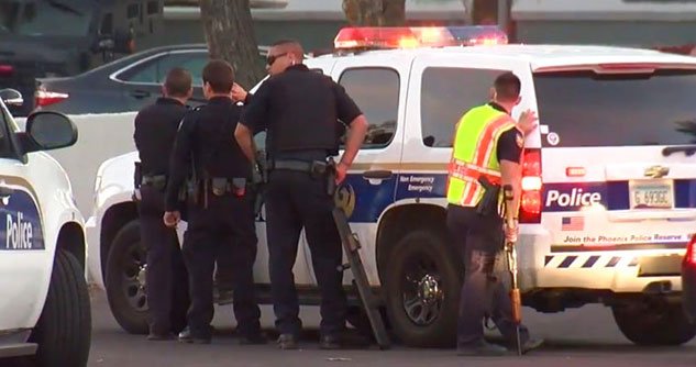 Los agentes de la policía intentaron hablar con el sospechoso que se atrincheró en su departamento.