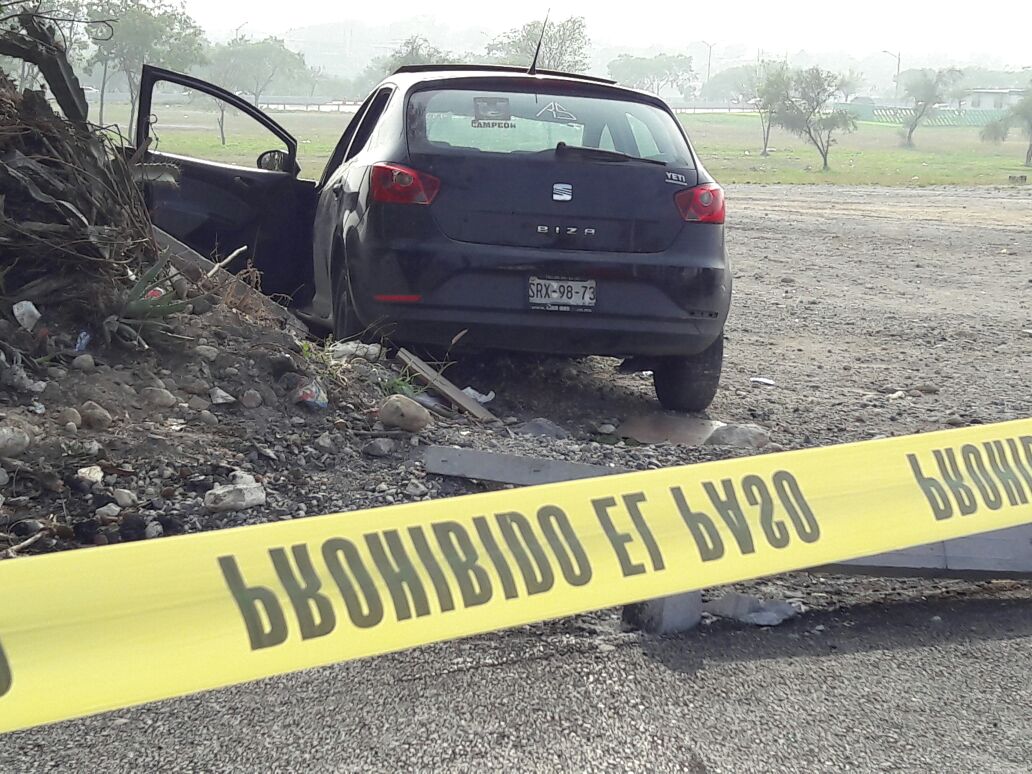 El vehículo robado tiene placas del estado SRX 98-73.
