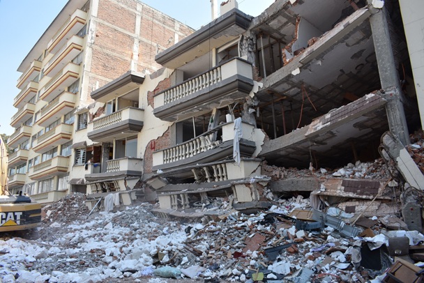 En su primera fase de demolición, las labores consistieron en retirar los cuatro pisos superiores del inmueble de forma manual.