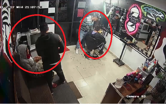 En la imagen se observa a los dos ladrones amagar a las víctimas de la estética.