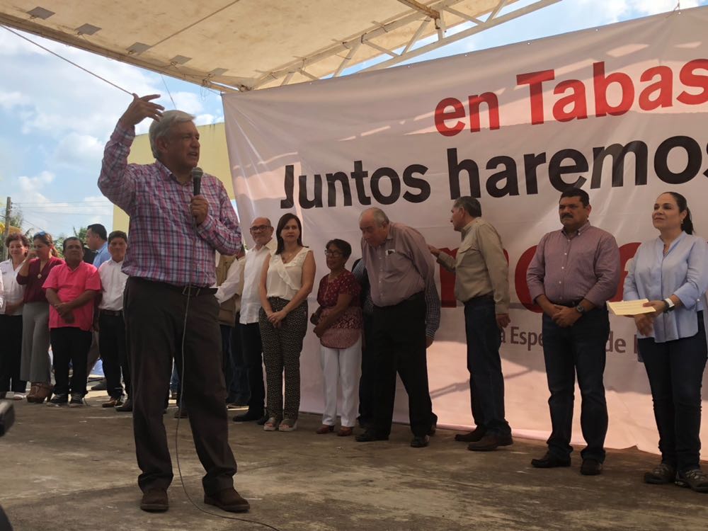 López Obrador desmintió que José Fernando González, yerno y operador político de la ex lideresa sindical, forme parte de su grupo de precampaña.