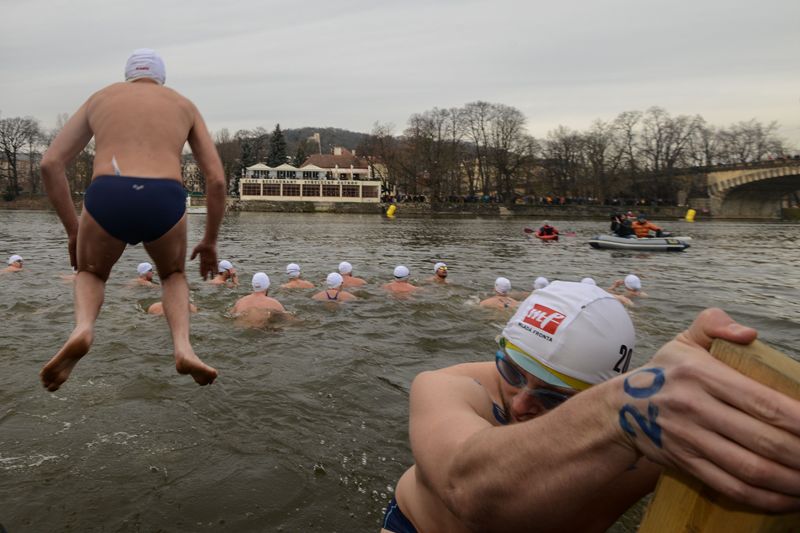 El nado en las congeladas aguas del río Moldava se convirtió en una tradición que acompaña las festividades navideñas en Praga.