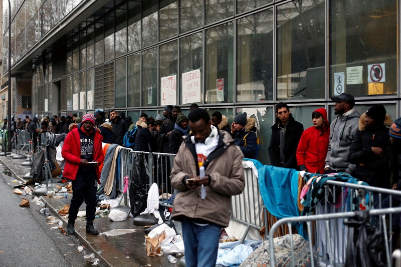 en París, la policía ha desalojado a unos 30 mil migrantes que dormían en las aceras de las calles los últimos dos años.