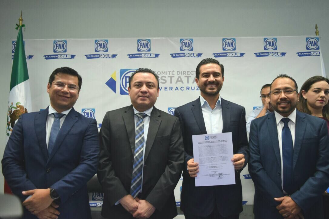 Yunez Márquez se registró como precandidato del PAN.