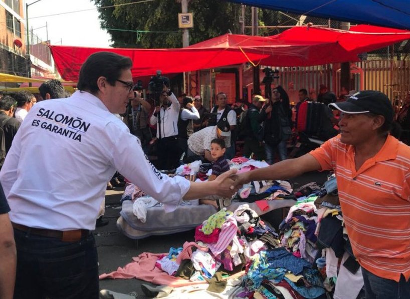 Chertorivski recorrió los puestos de Tepito, donde intentó encontrar una playera del Necaxa, pero le contestaron que ¡eso no se vende!.