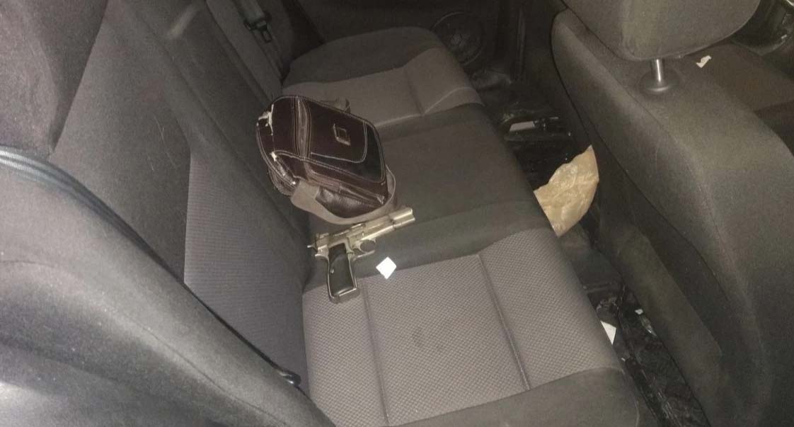 El arma fue encontrada al interior del vehículo.