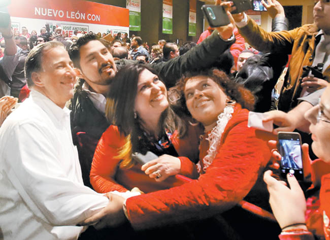 El aspirante a la Presidencia estuvo acompañado por su esposa. 