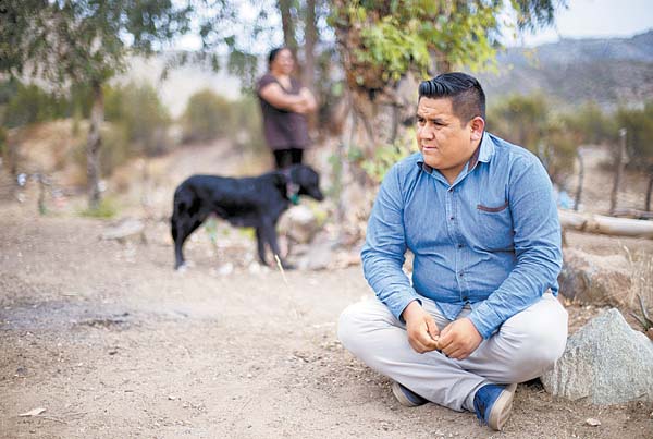 La distancia lo obligaba a caminar hasta cuatro horas diarias en el desierto.