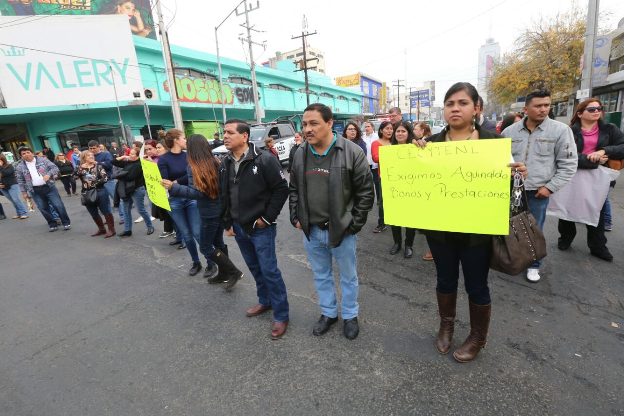 El día martes 26 de diciembre, los maestros realizaron una marcha en el centro de Monterrey que bloqueó las calles durante 1 hora.