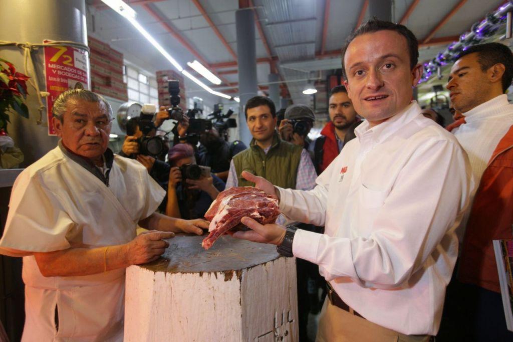 Mikel Arriola recorrió el Mercado de San Juan, donde afirmó que de ser Jefe de Gobierno buscará "salarios justos".