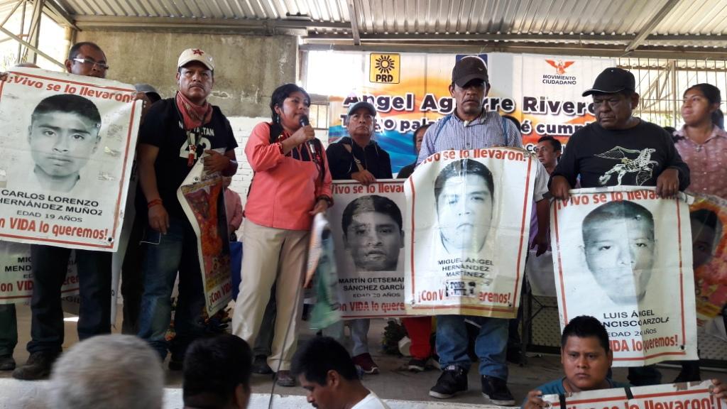 Padres de los normalistas boicotearon el evento de Aguirre Rivero.