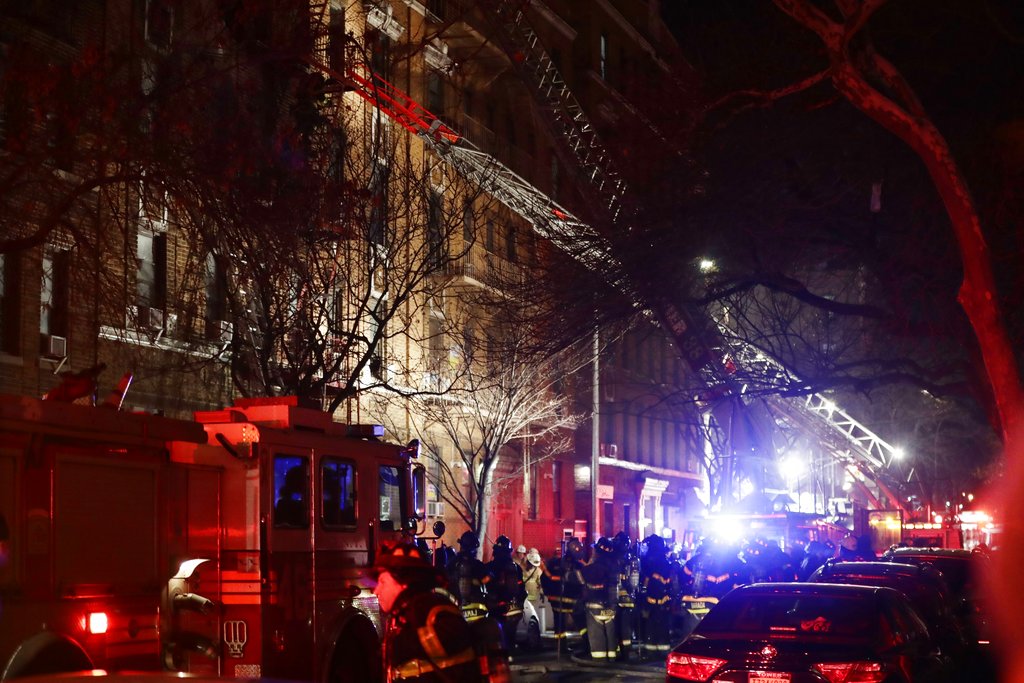 El incendio comenzó en el primer piso del edificio y se expandió rápidamente hasta el tercer piso, de acuerdo con los funcionarios.
