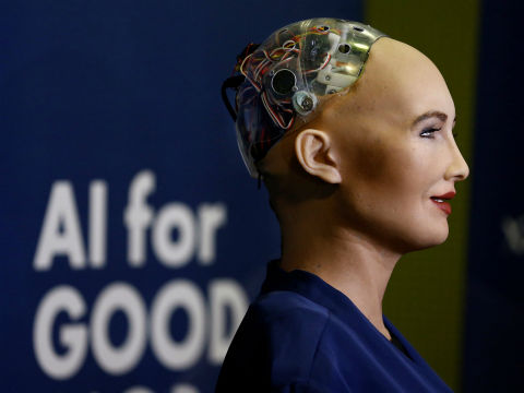 Sophia se convirtió en la primera robot con inteligencia artificial en ser reconocida como ciudadana de un país. 