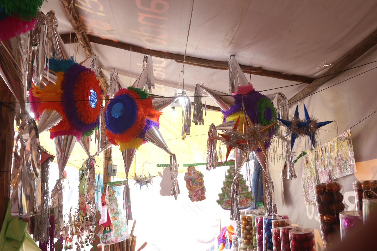La tradición de romper la piñata durante las fiestas decembrinas sigue siendo un referente en las familias regiomontanas.