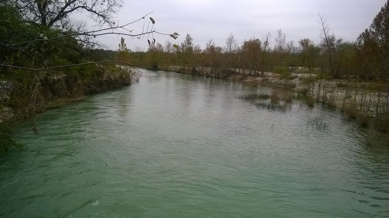 Las márgenes del río han sido perturbadas por deforestación y la extracción de materiales pétreos.