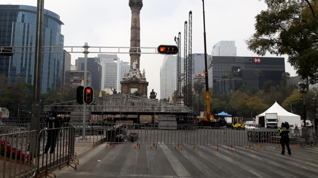 Personal de la CdMx colocan vallas en el Ángel de la Independencia.
