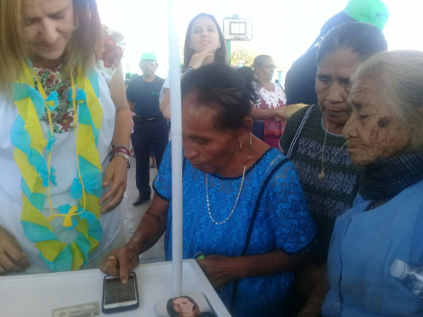 La aspirante a la candidatura independiente a la Presidencia de la República, Margarita Zavala, visitó la comunidad indígena de Cochoapa, municipio de