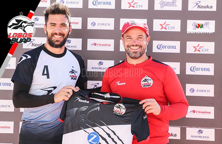 El defensa argentino Facundo Erpen y Rafael Puente 