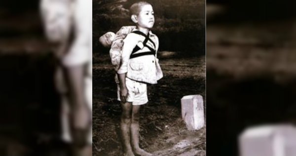 “Un niño que espera su turno en el crematorio para su hermano muerto en su espalda”, dice en la publicación.
