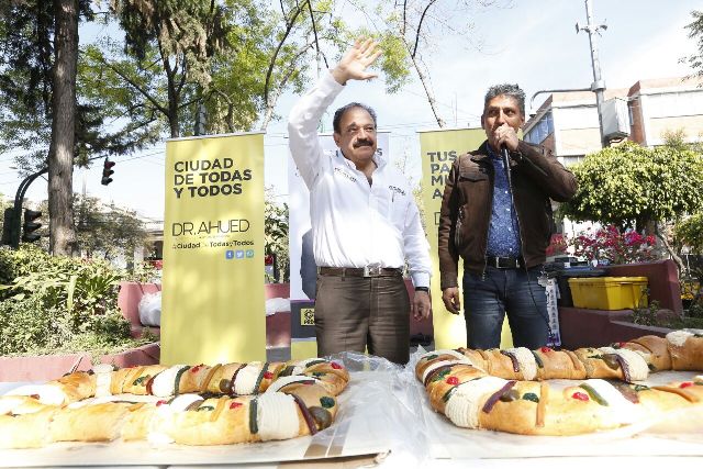 El precandidato del PRD a la Ciudad de México, Armando Ahued, partió la rosca de reyes con vecinos de La Roma. 
