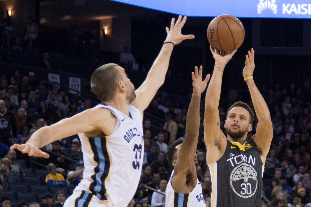 Stephen Curry reaparece en victoria de Warriors