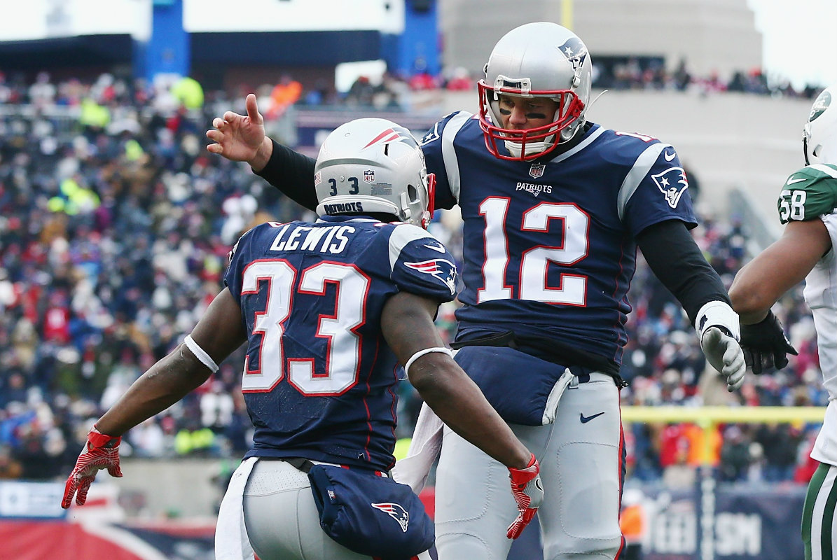 Brady y Lewis festejan un touchdown ante los Jets