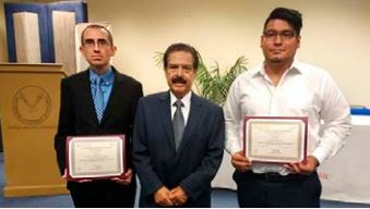 Diego Bravo Herrera, recibe el Premio de Universitario 2017.
