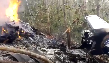 Según los primeros informes, la aeronave enfrentó problemas al despegar de una pista y no logró alcanzar la suficiente altura y se precipitó.