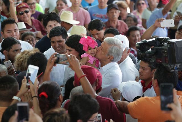 Simpatizantes reciben a López Obrador en una asamblea informativa en Yucatán. 
