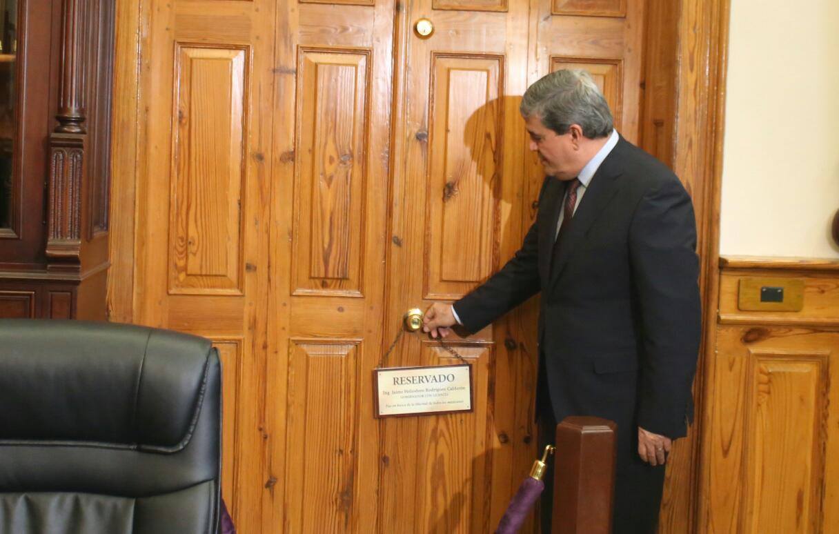 Manuel González, gobernador interino.