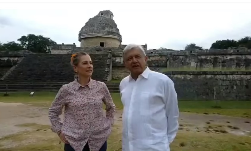 El precandidato de Morena, Andrés Manuel López Obrador, y su esposa Beatriz Gutiérrez.