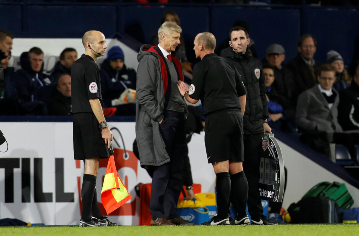 Arsene Wenger reclamándole al árbitro tras el penal a favor del West Bromwich