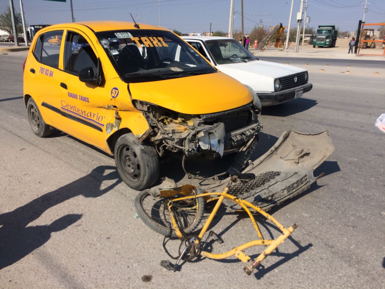 El taxista iba tomando mezcal con jugo.