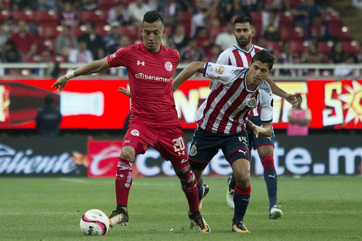 Fernando Uribe y Ángel Zaldívar en disputa por el balón