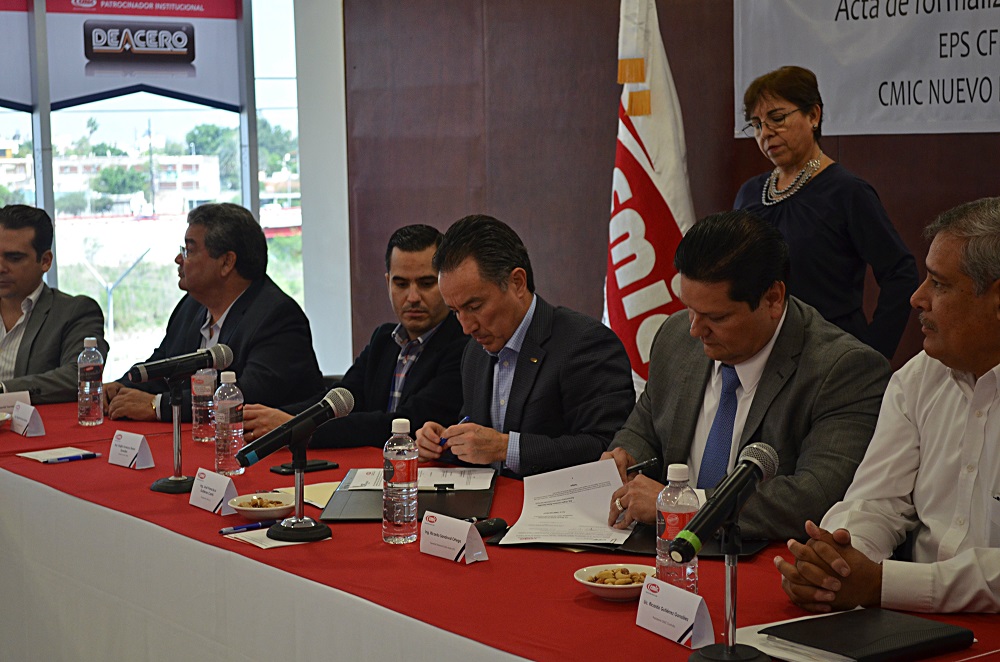 Francisco Gutiérrez Cantú (centro), presidente de la CMIC en NL.