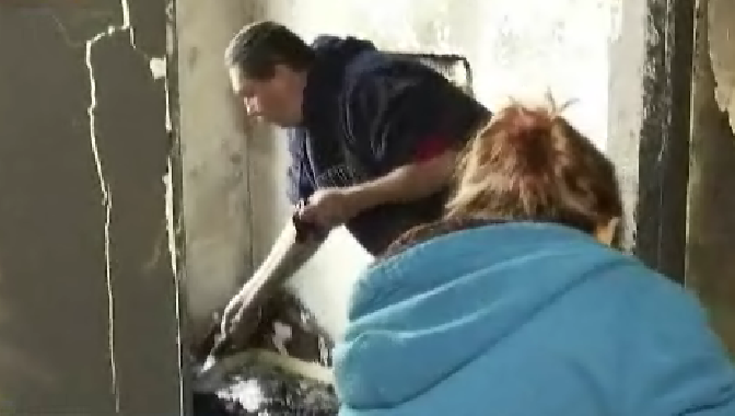Los vecinos ayudaron a sofocar el fuego con cubetas y mangueras.