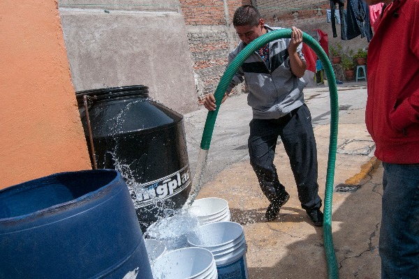 En 13 delegaciones está afectado el suministro de agua, por lo que en algunas zonas se abastece el líquido a través de pipas.