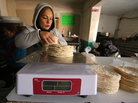 El precio de la tortilla se mantiene entre 14 y 16 pesos. 